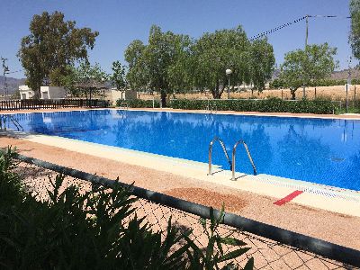 La Concejala de Deportes pone en marcha un curso de natacin en la piscina de Zarcilla de Ramos para los ms pequeos