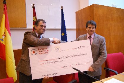 El Alcalde de Lorca recibe una ayuda econmica para la Mesa Solidaria de 8.500 euros por parte de la empresa ERP