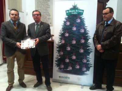 Ecovidrio entrega a la Mesa Solidaria de Lorca los 150 dcimos de lotera de Navidad con el nmero 21026