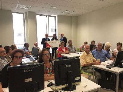 Ms de 500 mayores de todo el municipio podrn recibir formacin en el uso de smartphones y tablets gracias al Ayuntamiento y la Fundacin Vodafone Espaa