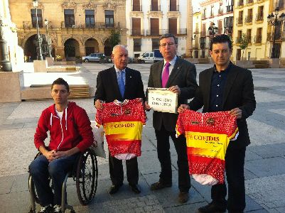 Los campeones de Espaa de ciclismo adaptado, Luis Miguel Giner y Aitor Oroza, donan sus maillots de campeones a la ciudad de Lorca