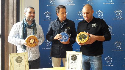 El Alcalde pone a los emprendedores lorquinos de la Quesera Artesana ''El Roano'' como ejemplo de #MarcaLorca y anima a las empresas a sumarse a la campaa #HechoenLorca