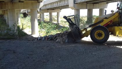La concejala de Medio Ambiente retira ms de 45 toneladas de escombros de un tramo de la rambla de La Torrecilla