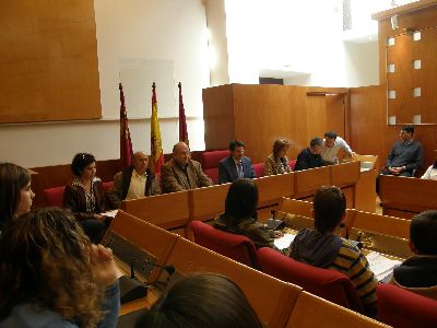 27 alumnos de cinco colegios de Lorca aprueban cinco mociones en un Pleno Infantil por el Da de la Mujer