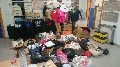 Seis detenidos en el Mercado Semanal de Purias al incautarles 800 artculos textiles presuntamente falsificados