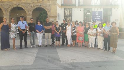 Los lorquinos guardan un minuto de silencio por las vctimas de la violencia de gnero en un acto organizado como cada mircoles por la Federacin de Organizaciones de Mujeres de Lorca