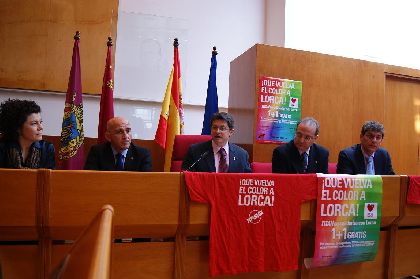 Pinturas Titn dona al Ayuntamiento de Lorca 2.160 litros de pintura asfltica para los pasos de peatones y sealizacin vial