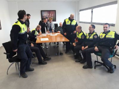 Agentes de la Polica Local de Lorca detienen a una persona tras a persecucin despus haber sustrado diversas prendas de ropa en  comercio de la Avenida Juan Carlos I