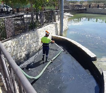 El Ayuntamiento de Lorca ha procedido esta semana a la limpieza del estanque de la pedana de Doa Ins