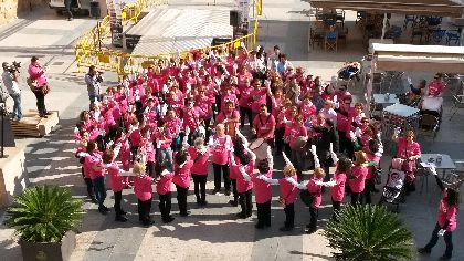250 personas forman dos corazones contra la violencia de gnero en Lorca, donde hoy se inaugura la muestra ''Pinturas en femenino'' con 20 obras de 9 artistas lorquinos
