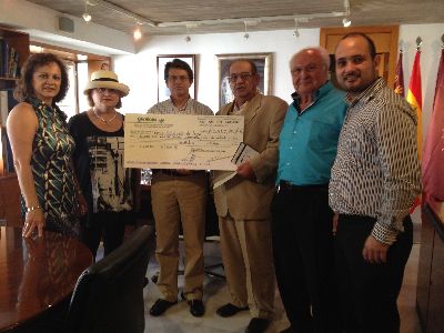 El Club Rotario de Valencia ''Rey Don Jaime'' dona a la Mesa Solidaria 5.452 ? para los afectados por los terremotos