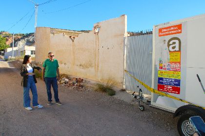 Arranca la demolicin de una explotacin de cabras junto al Campo de Ftbol Alfonso Embarre de Lorca