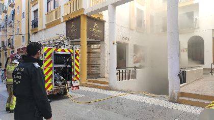 Efectivos de Polica Local y Bomberos de Lorca extinguen un pequeo incendio en un garaje de la calle Murillo