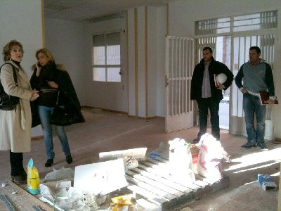 21 desempleados lorquinos contratados por el Ayuntamiento de Lorca rehabilitan el Aula de Libre Acceso a Internet y los locales de las asociaciones de Mujeres y de jvenes de La Via