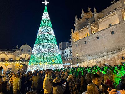 La Plaza de Espaa de Lorca, abarrotada de pblico en la primera jornada de la Navidad Joven