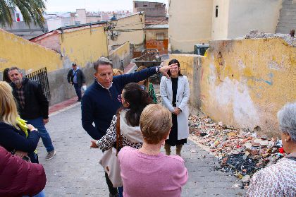 El alcalde de Lorca anuncia el comienzo de los trabajos de limpieza y adecuacin del solar del Calvario Viejo ubicado en la calle Ponce de Len