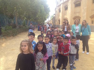 150 alumnos de Infantil del Colegio Jos Robles conocen las Alamedas de la mano de los tcnicos de la Concejala de Parques y Jardines del Ayuntamiento de Lorca 