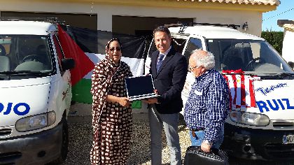 El Ayuntamiento dona dos furgonetas del parque mvil municipal a la Asociacin de Amigos del Pueblo Saharaui, que prestarn servicio en los campamentos del Sahel