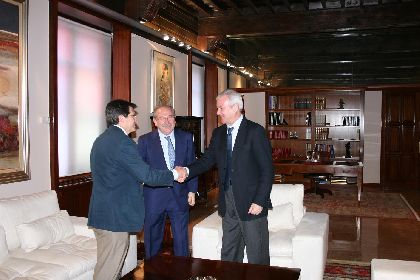 El alcalde de Lorca recibe una ayuda de 200.000 ? de la empresa Sacyr para ayudar a los daminificados por los terremotos