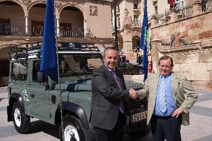 Land Rover dona a la ciudad de Lorca un vehculo para reforzar las labores de reconstruccin del municipio