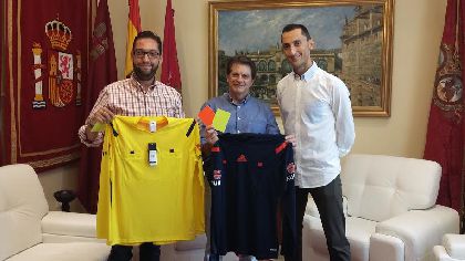 El Alcalde de Lorca recibe al colegiado lorquino Jos Mara Snchez Martnez tras su ascenso a la divisin de honor del ftbol espaol