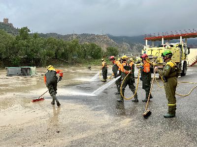 Cerca de medio centenar de efectivos de las brigadas forestales realizan tareas de limpieza, bombeo y achique por todo el municipio