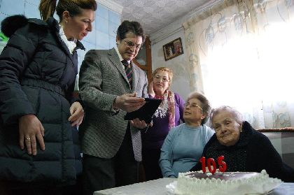 El alcalde felicita a Doa Elvira Carrasco Snchez, la mujer ms longeva de Lorca, que hoy cumple 105 aos