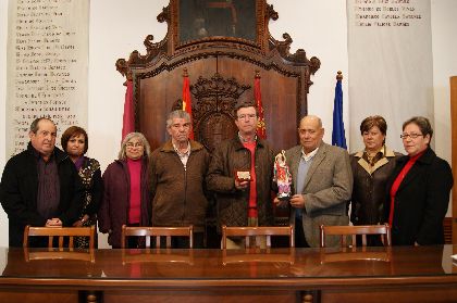 La Asociacin Plaza del Calvario de Torrevieja colabora con la ciudad de Lorca donando 1.200 euros y una imagen de San Emigdio, protector contra los terremotos