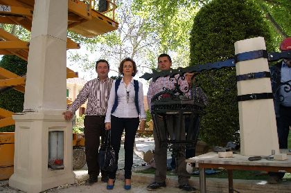 El Ayuntamiento de Lorca instala en la Alameda de la Constitucin unas nuevas farolas idnticas a las daadas por los sesmos realizadas en talleres de empleo