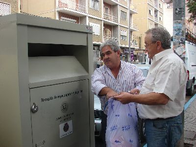 15 contenedores de residuo textil amplan la capacidad de recogida selectiva de Lorca