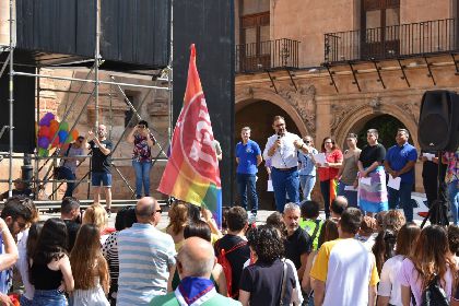Lorca conmemora el Da Internacional del Orgullo LGTBIQ con la lectura de un manifiesto y la colocacin de la bandera arcoris en el balcn del Ayuntamiento