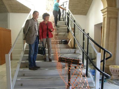 El Ayuntamiento de Lorca instala un salvaescaleras para facilitar el acceso a las personas con movilidad reducida a la sala de Cabildos y el Catastro, donde se salvan 30 escalones
