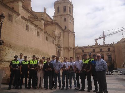 Francisco Jdar felicita al equipo de la Polica Local de Lorca por quedarse campen de Espaa de atletismo por equipos y tercero en la general en el Campeonato Alcazaba de Granada