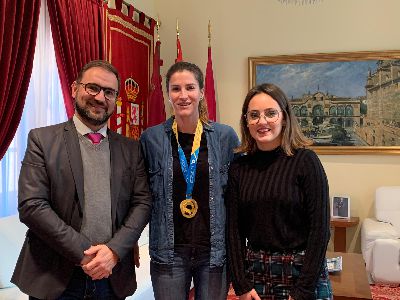 El alcalde de Lorca recibe a la portera lorquina, Laura Gallego, tras proclamarse campeona con la seleccin espaola en el Mundial de ftbol playa celebrado en Doha (Catar)