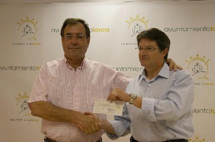 El Rincn Huertano entrega al alcalde de Lorca 33.384 euros recaudados en una cena benfica a favor de los afectados por los terremotos