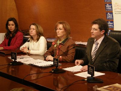 El Alcalde firma un convenio con la Asociacin Ilitia para apoyar a familias con violencia