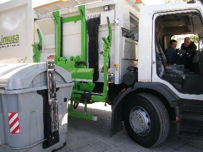 El Ayuntamiento renueva por completo la flota de vehculos de recogida de residuos de Limusa, que ahora cuentan con mayor capacidad, 360 cv de potencia y son un 80% menos contaminantes