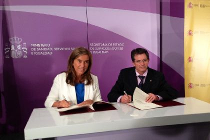 El Alcalde de Lorca firma un convenio con la Ministra de Servicios Sociales para potenciar con nuevos cursos la empleabilidad de las lorquinas