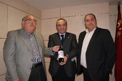 Una empresa lorquina comercializar 15.000 botellas de vino ''Hecula 2009'' con el mensaje ''Somos Lorca'' y ceder 1 euro por cada unidad vendida a la Mesa Solidaria