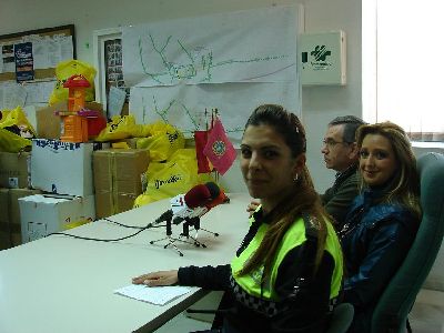 Los Policas Locales de Lorca donan a Caritas del municipio 240 kilos de ropa, 80 pares de zapatos, juguetes y complementos para las familias necesitadas