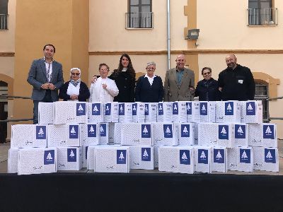 Aguas de Lorca realiza una donacin solidaria de 72 lotes navideos a las Hermanas de la Caridad para ser distribuidos entre familias en situacin de riesgo