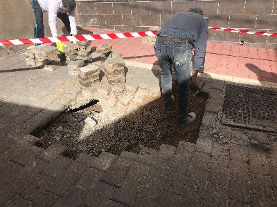 El Ayuntamiento trabaja para reparar la cesin de 6 m2 de firme en la calle Segunda Cada, con la hiptesis de que est provocada por oquedades en el subsuelo