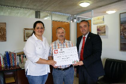 Los trabajadores de la Empresa Municipal de Transportes de Tarragona entregan una ayuda solidaria para los lorquinos