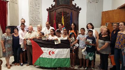 El Alcalde recibe en el Ayuntamiento a los 10 nios saharauis que pasan el verano en Lorca gracias al programa de acogida temporal ''Vacaciones en Paz''