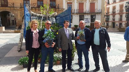 El Ayuntamiento entrega a los vecinos de La Via y La Torrecilla diversos ejemplares de arbustos y rboles para conmemorar el domingo el Da del rbol 
