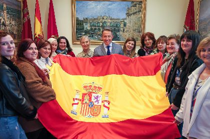 lumnas del Proyecto Activa-T bordan tres banderas de protocolo para el Ayuntamiento