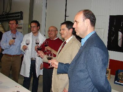 El Alcalde de Lorca felicita a las Bodegas Contreras, de Avils, por los premios que estn cosechando sus vinos Uvio y Sortius, mezcla de tradicin e innovacin