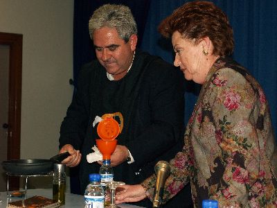 Melchor Morales invita a las amas de casa de Lorca a reciclar el aceite