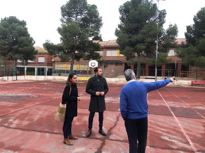El Ayuntamiento y el colegio Pilar Soubrier se vuelcan con la campaa ''Encesta vidrio, ganamos todos'' para conseguir renovar la pista deportiva del centro