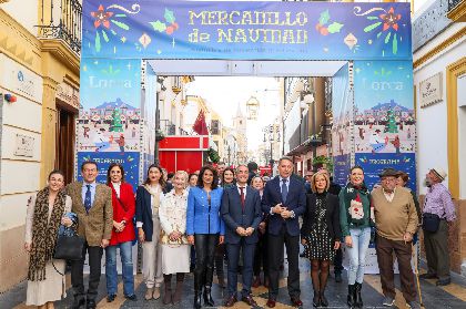 El alcalde de Lorca inaugura el Mercado Navideo en el que se dan cita este ao ms de una veintena de casetas de establecimientos lorquinos 